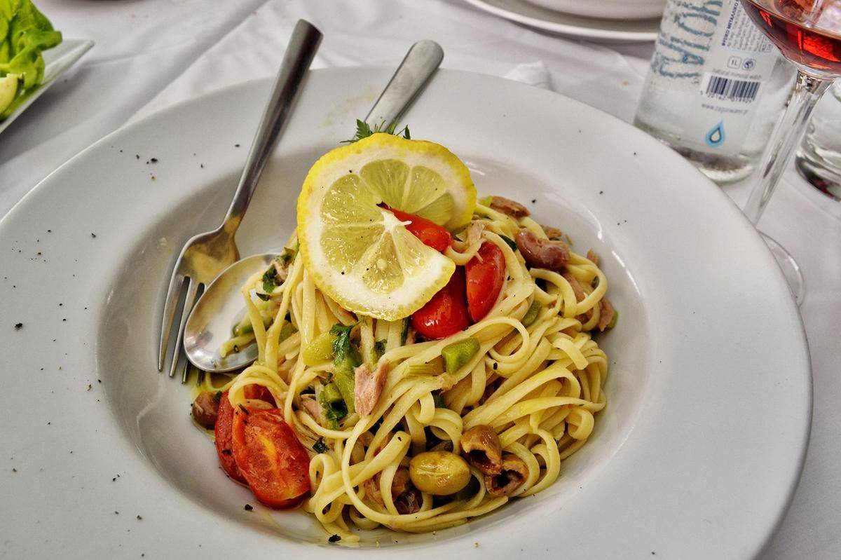ilustrasi spageti tuna lemon