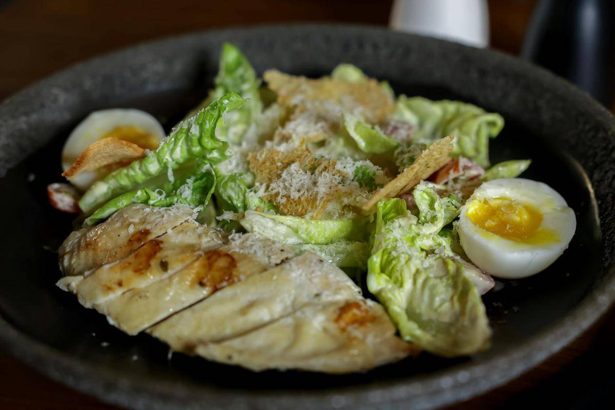 ilustrasi grilled chicken caesar salad (pexels.com/Sergei Starostin)