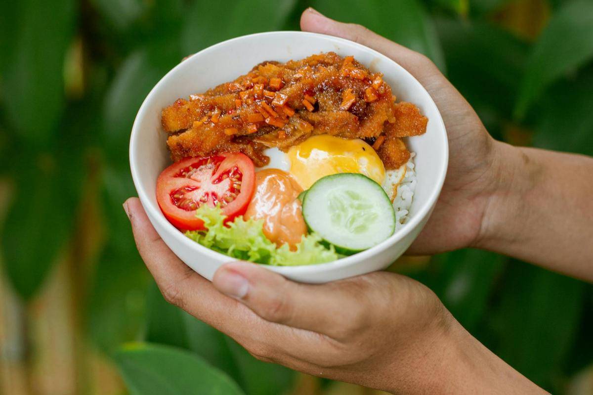 ilustrasi chicken katsu sambal matah