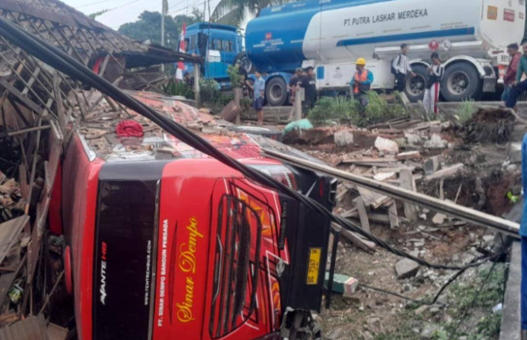 Kondisi bus Sinar Dempo yang jatuh ke jurang dan menimpa rumah warga. (Dok. Istimewa)