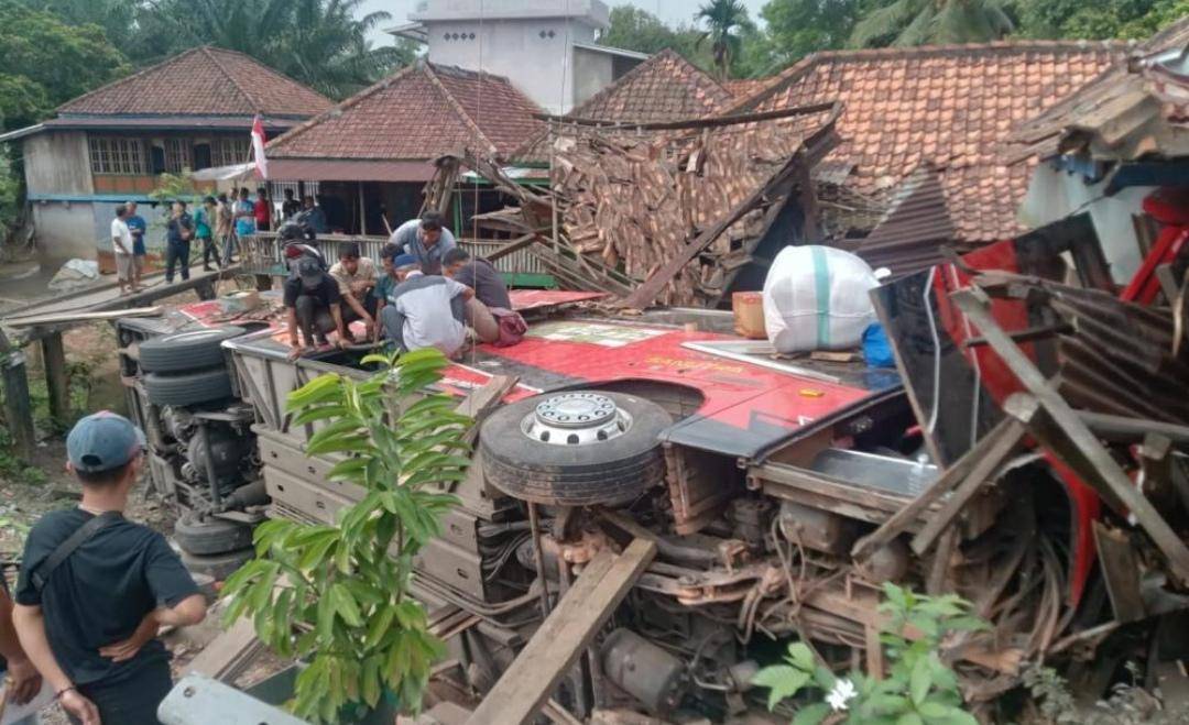 Kondisi bus Sinar Dempo yang jatuh ke jurang dan menimpa rumah warga. (Dok. Istimewa)