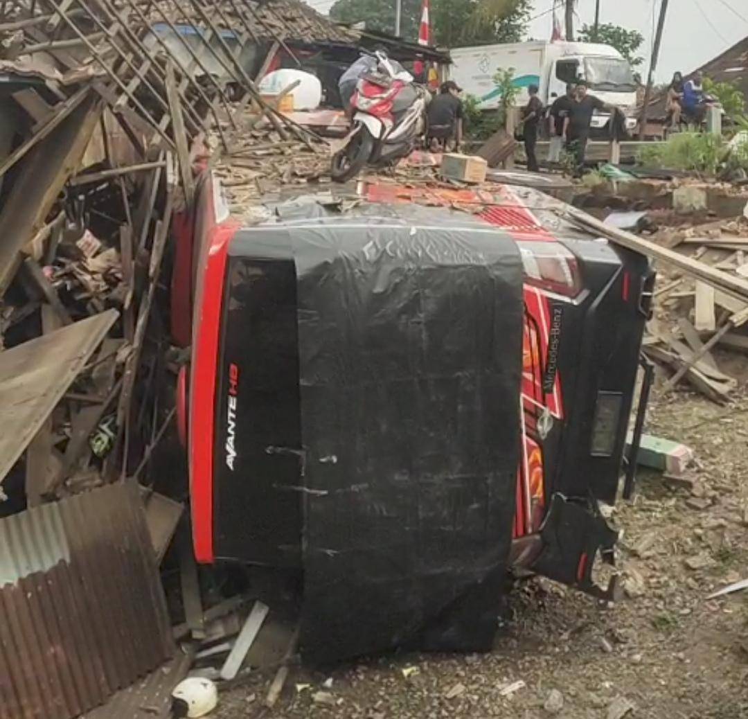 Kondisi bus Sinar Dempo yang jatuh ke jurang dan menimpa rumah warga. (Dok. Istimewa)