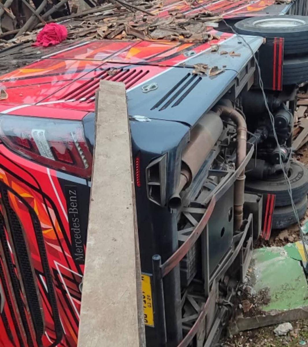 Kondisi bus Sinar Dempo yang jatuh ke jurang dan menimpa rumah warga. (Dok. Istimewa)