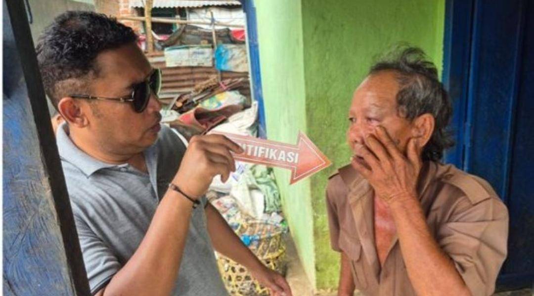 Korban penganiayaan anak kandung saat dimintai keterangan oleh polisi. (Dok. Polres Lubuk Linggau)