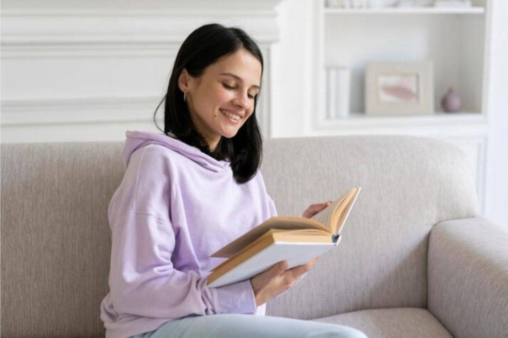 Membaca Buku (freepik.com/freepik) 