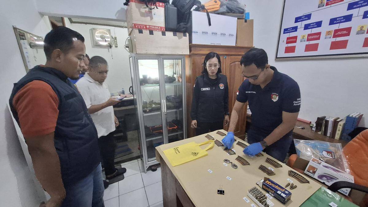 Isi tas kuning di KM 604A, Desa Glonggong, Kecamatan Balerejo, Kabupaten Madiun. IDN Times/Riyanto.
