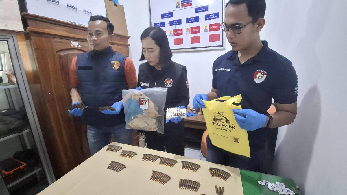 Isi tas kuning di KM 604A, Desa Glonggong, Kecamatan Balerejo, Kabupaten Madiun. IDN Times/Riyanto.