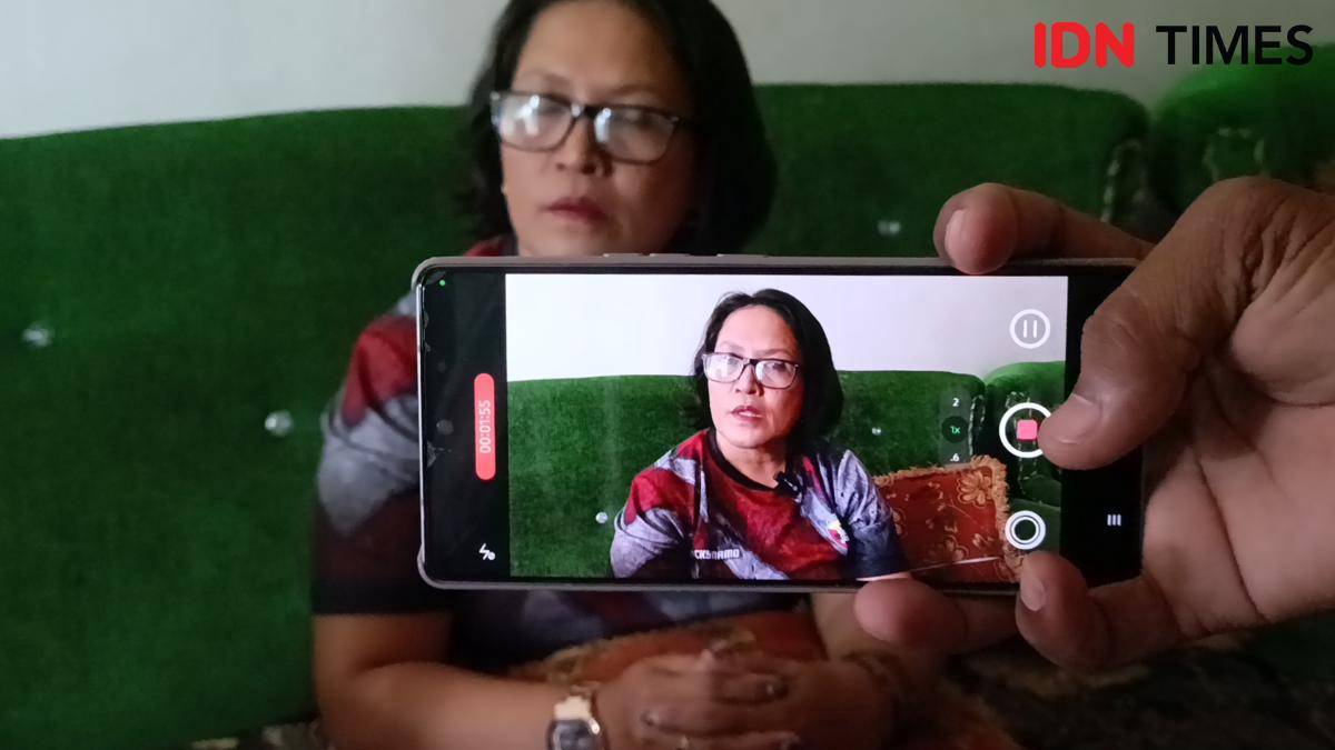 Ibunda Prada Lucky Chepril Saputra Namo usai bertemu dengan LPSK di Kota Kupang. (IDN Times/Putra Bali Mula)
