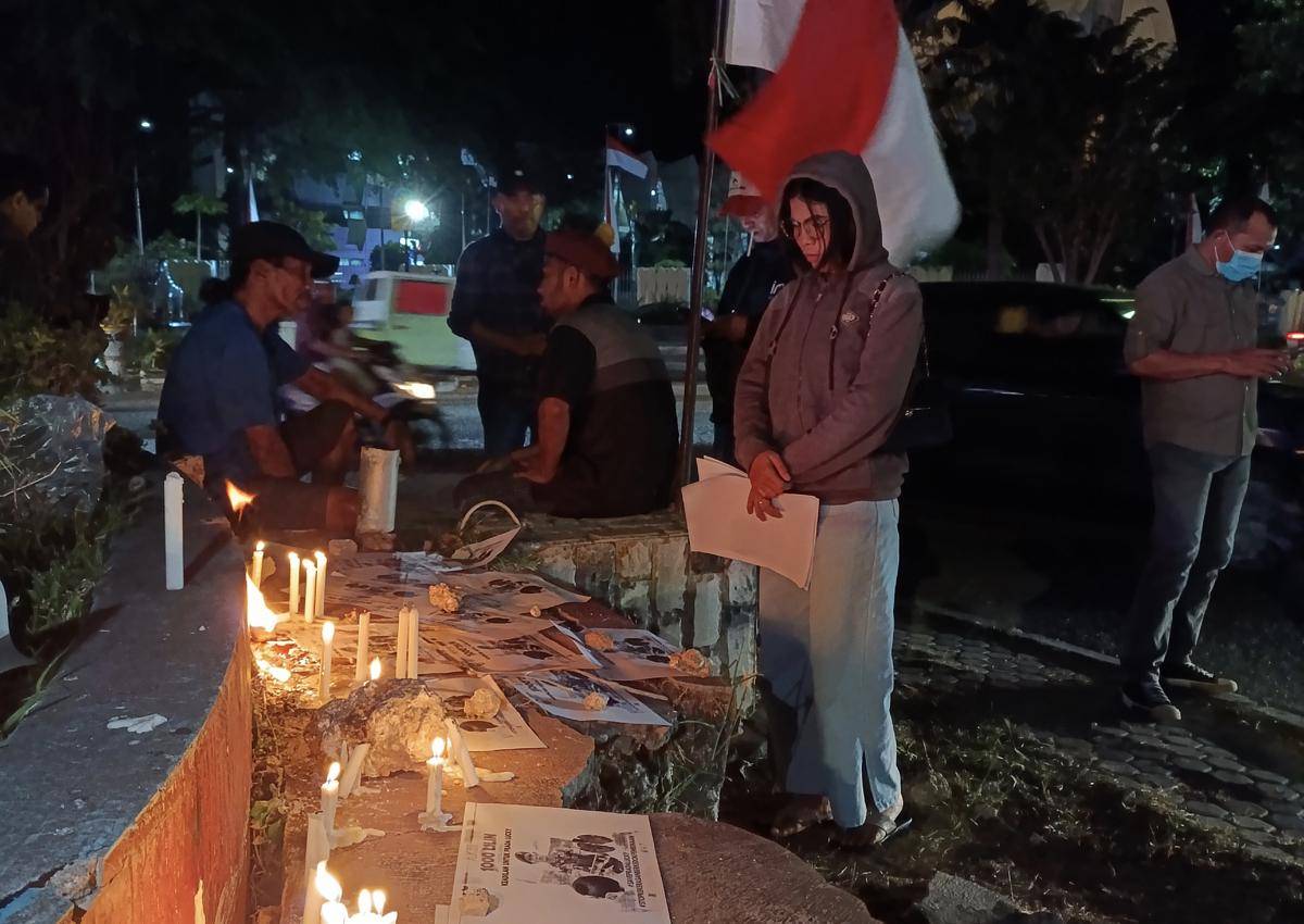 Warga berdatangan menyalakan lilin dan berdoa di bawah bendera merah putih untuk keadilan bagi Prada Lucky. (IDN Times/Putra Bali Mula)