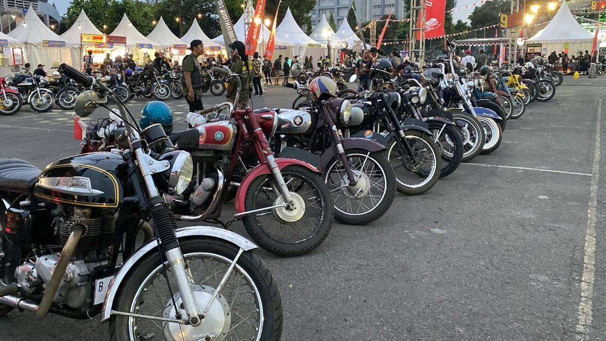 Ribuan biker dari berbagai kota memadati area pelataran Mandala Krida, membawa serta koleksi motor-motor antik yang sebagian besar berusia lebih dari setengah abad, mulai dari produksi tahun 1930-an hingga 1960-an. (dok. Pemkot Jogja)