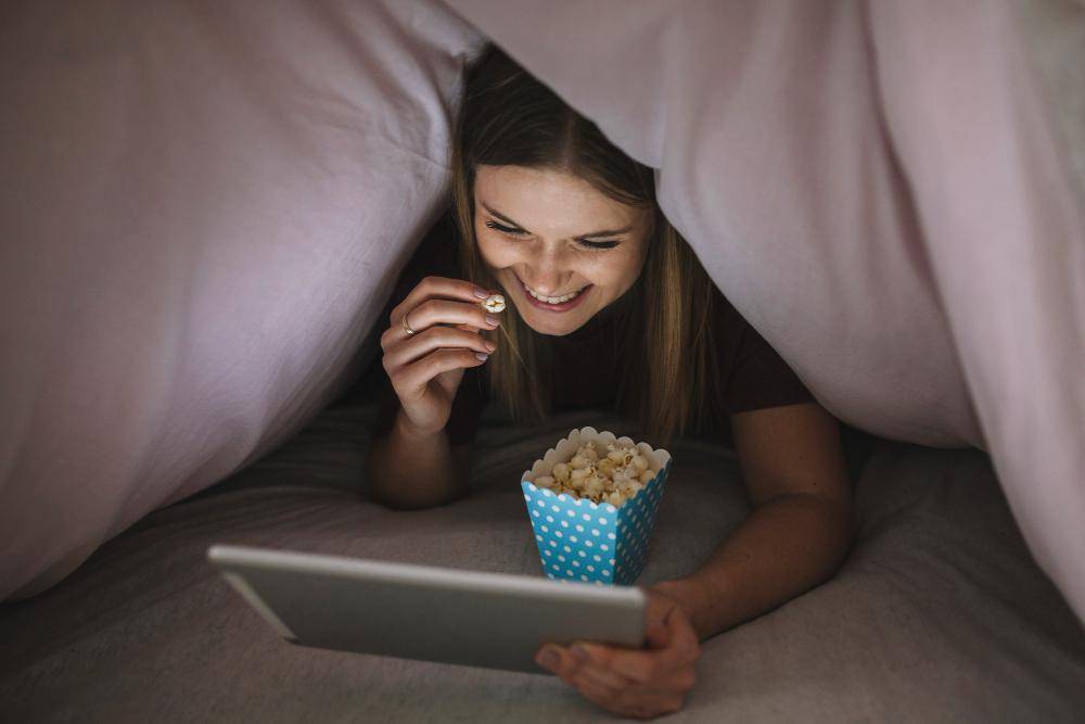 menonton film di kamar (freepik.com/freepik)