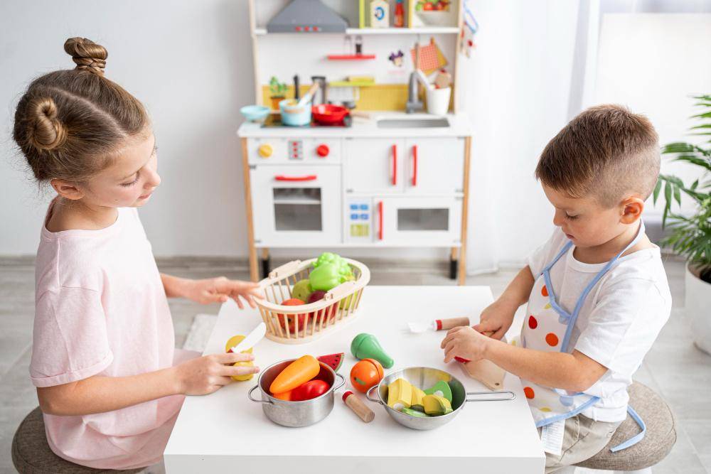 ilustrasi anak-anak bermain di dapur (freepik.com/freepik)