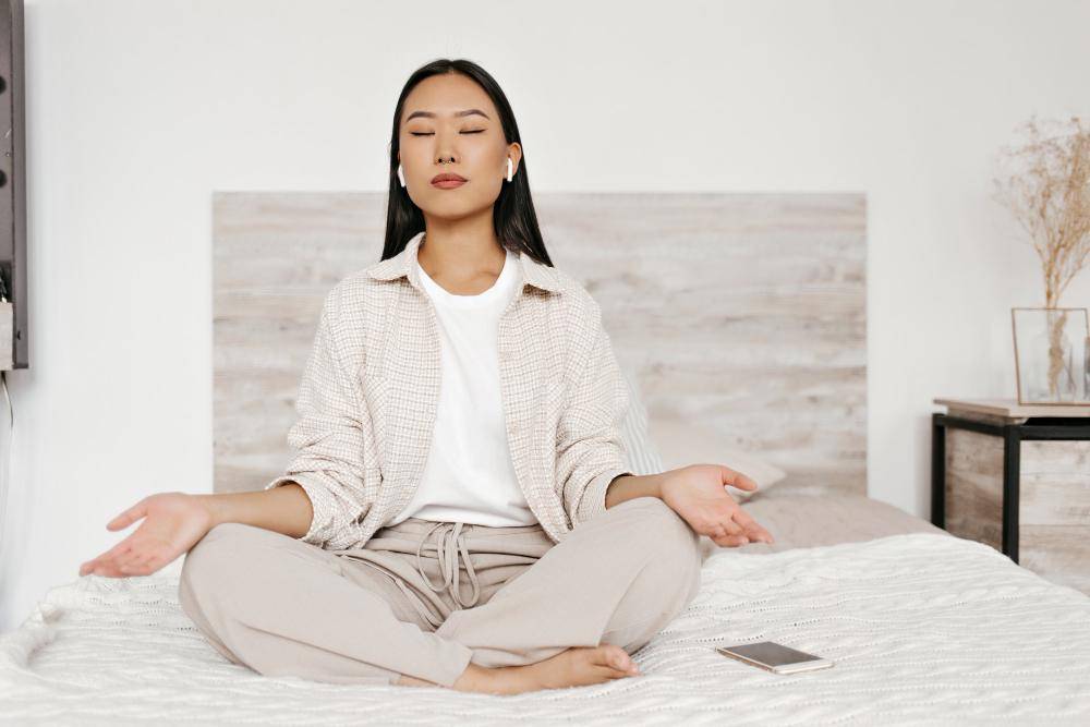 ilustrasi yoga di kamar (freepik.com/lookstudio)