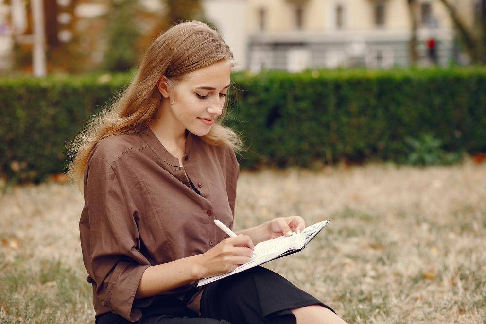 ilustrasi perempuan journaling (freepik.com/prostooleh)