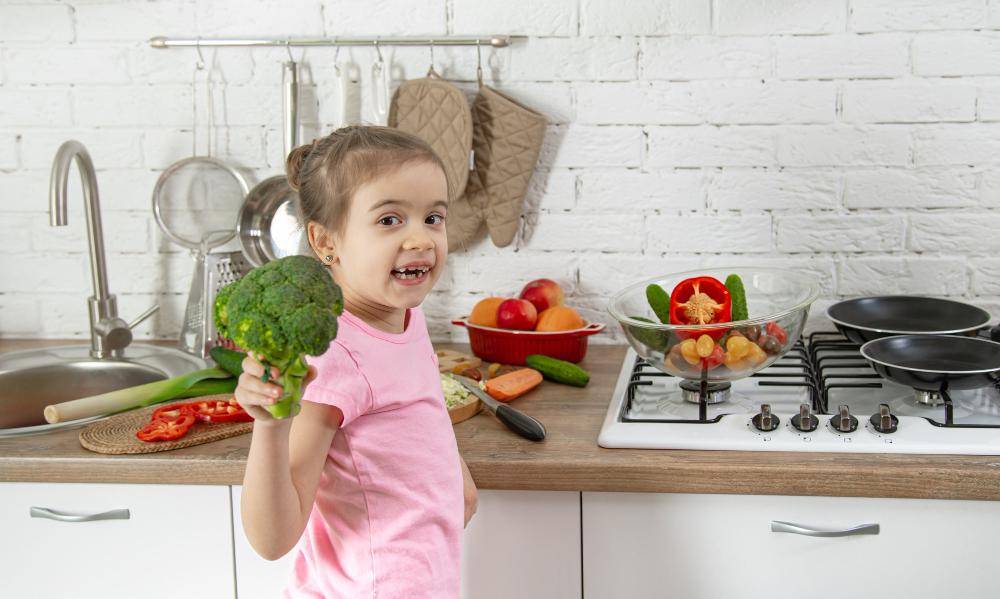 ilustrasi anak kecil di dapur (freepik.com/pvproductions)