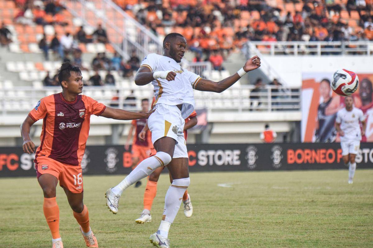 Pesepak bola Borneo FC Komang Teguh (kiri) menjaga pergerakan dari pesepak bola Bhayangkara Presisi Lampung FC Shaynder Borgelin (kanan) pada pertandingan perdana Super League 2025/2026 di GOR Segiri, Samarinda, Kalimantan Timur, Jumat (8/8/2025). ANTARA FOTO/M Risyal Hidayat/bar