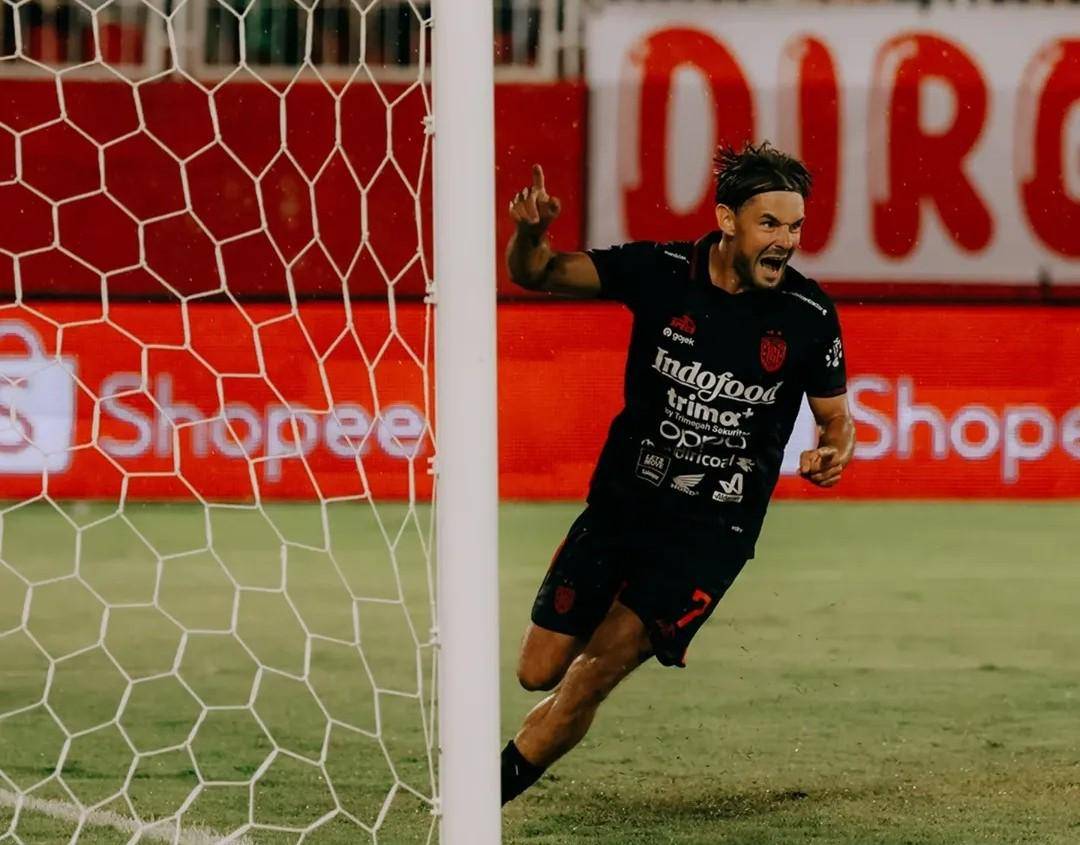 Thijmen Goppel usai mencetak gol ke gawang Malut United. (Instagram.com/baliunitedfc)