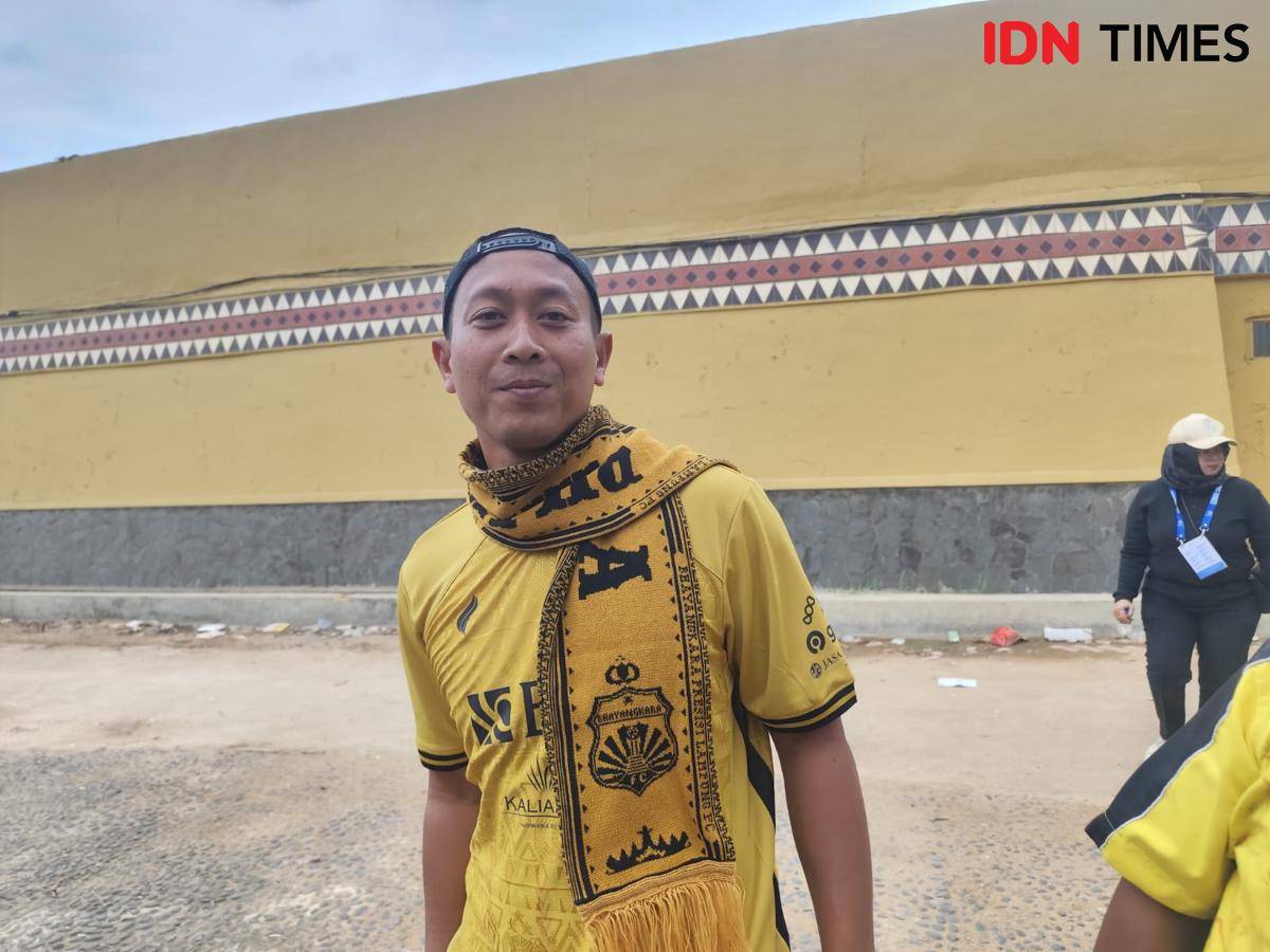 Andrian pendukung Bhayangkara Presisi Lampung FC dari Pesawaran. (IDN Times/Muhaimin)