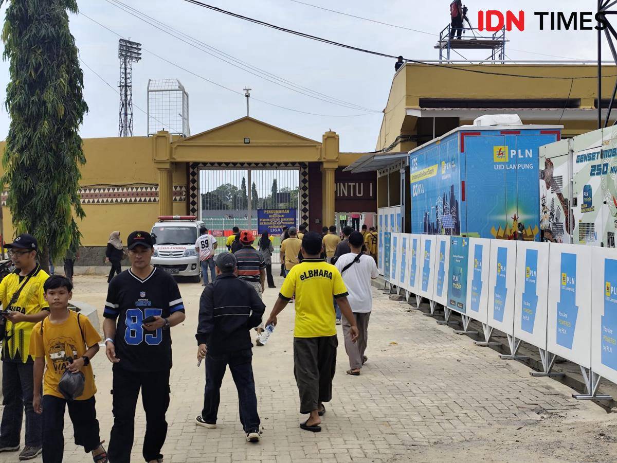 Suasana pintu masuk 1 Stadion Sumpah Pemuda Bandar Lampung. (IDN Times/Muhaimin)