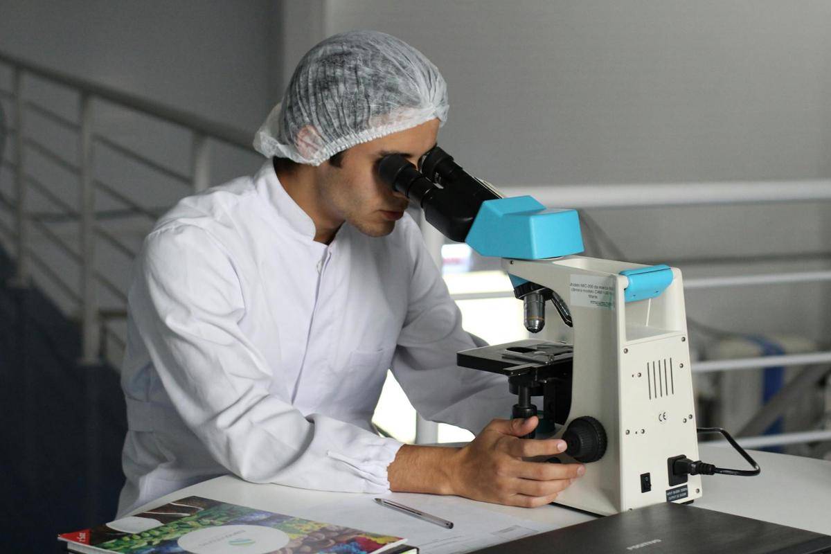 ilustrasi mikroskop dokter (pexels.com/Pixabay)