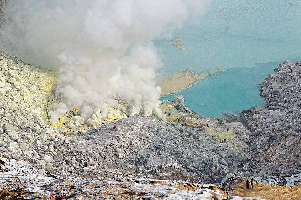 Kawah Ijen (commons.wikimedia.org/Oakenchips)