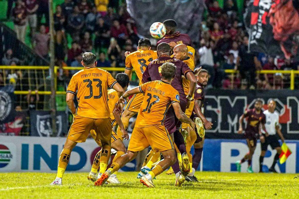 Salah satu momen pertandingan pekan ke-22 BRI Liga 1 2023/2024 antara PSM Makassar versus Bhayangkara FC yang berlangsung di Stadion Gelora BJ Habibie Parepare pada 8 Desember 2023. (Instagram.com/bhayangkarafc)