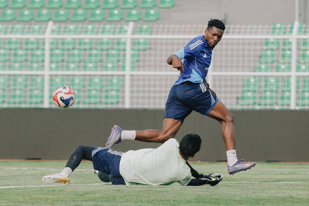 Aksi striker baru PSM Makassar, Jacques Themopele (kanan), dalam sesi official training PSM Makassar di Stadion Sumpah Pemuda Bandar Lampung pada 15 Agustus 2025. (Instagram.com/psm_makassar)