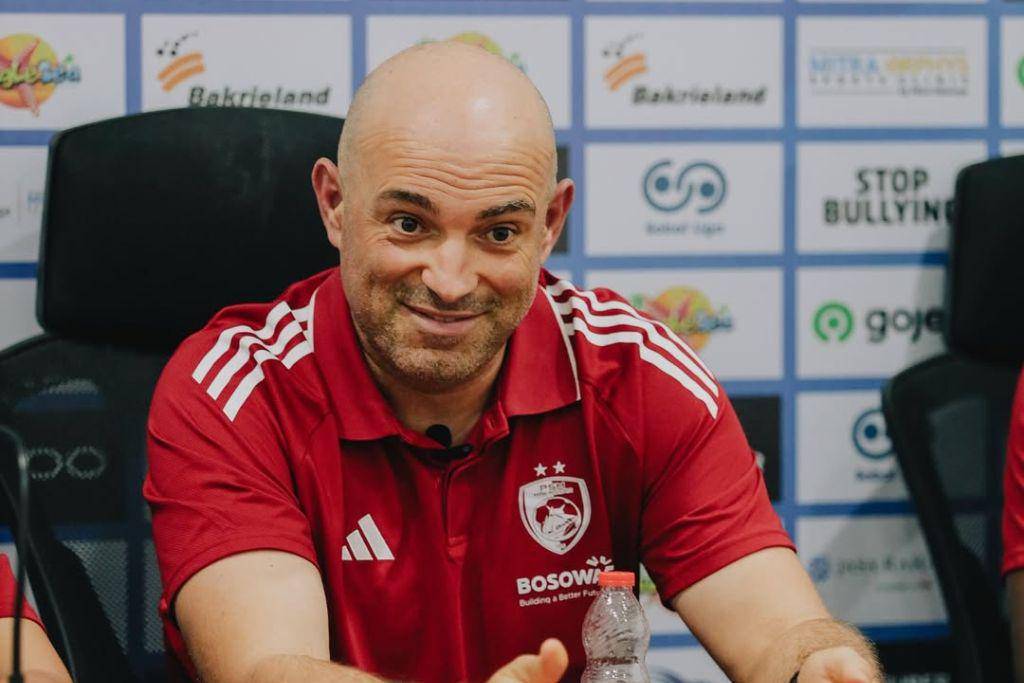 Pelatih kepala PSM Makassar, Bernardo Tavares, dalam sesi jumpa pers pra-pertandingan BRI Super League 2025/2026 pada Jumat 15 Agustus 2025. (Instagram.com/psm_makassar)