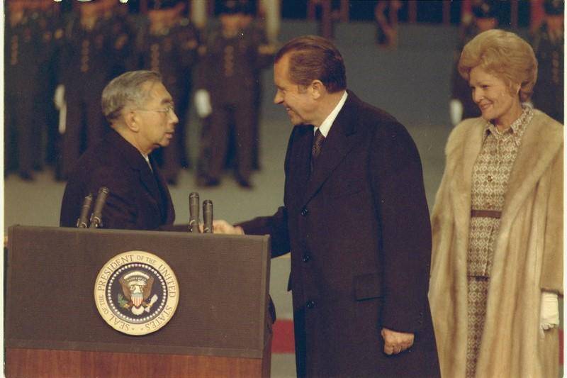 Kaisaran Jepang Hirohito berjabat tangan dengan Presiden AS, Richard Nixon, di Pangkalan Elmendorf, Alaska, pada 1971. (Richard Nixon Presidential Library and Museum, Public domain, via Wikimedia Commons)