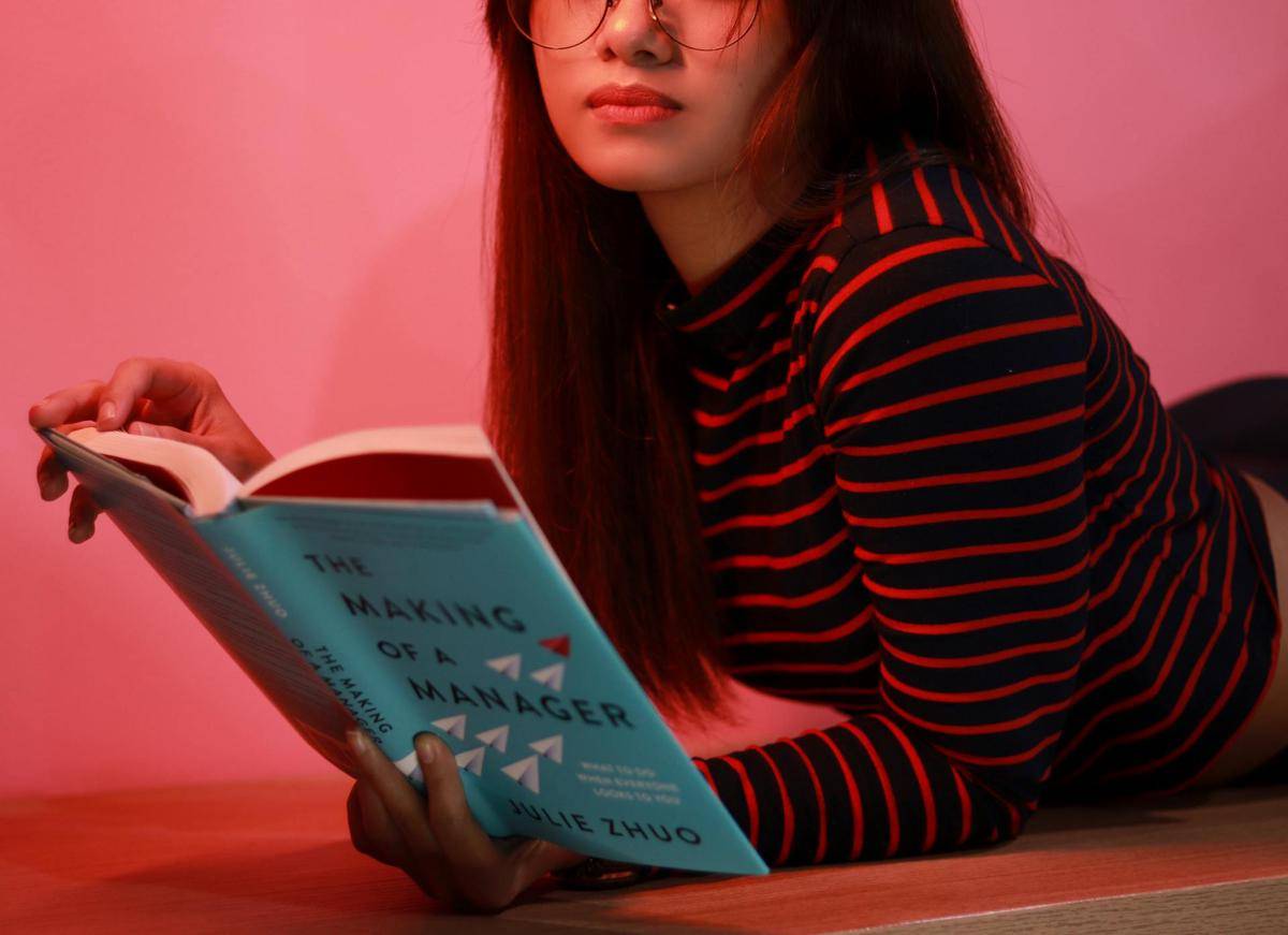 ilustrasi membaca buku