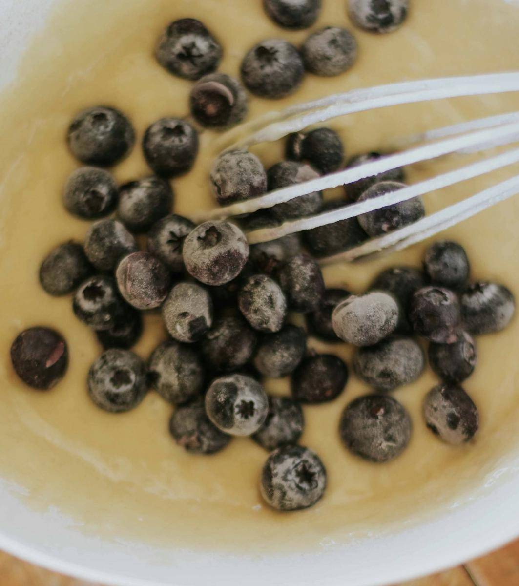 ilustrasi membuat adonan blueberry crumble cake