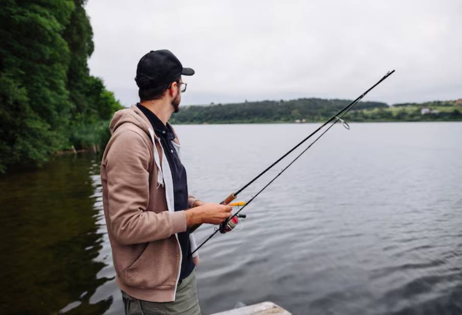illustrasi pria memancing (freepik.com/freepik)