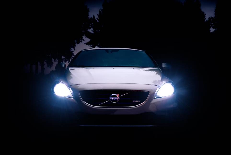 illustrasi mobil malam hari (unsplash.com/Julian Klumpers)