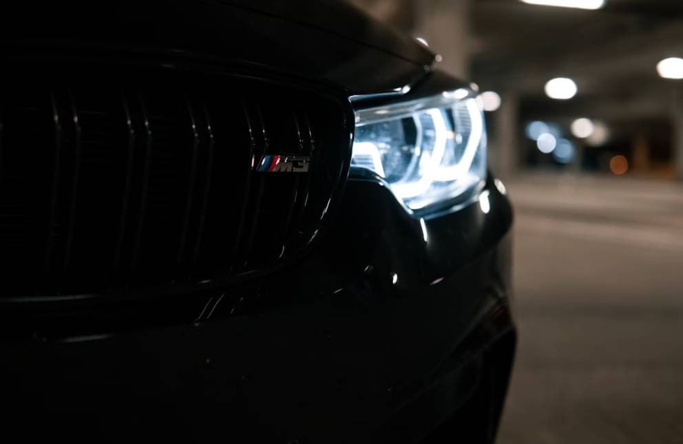 illustrasi mobil malam hari (unsplash.com/Fernando Hernandez)
