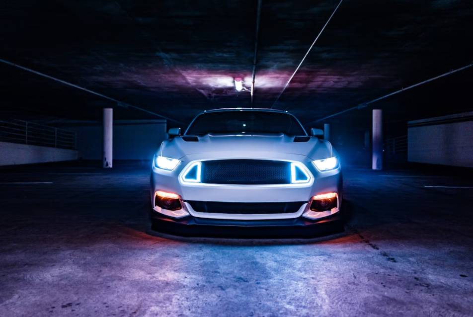 illustrasi mobil malam hari (unsplash.com/Ryan Spencer)