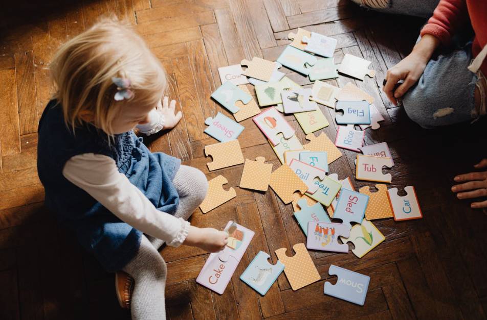 illustrasi anak bermain puzzle (pexels.com/Photo By: Kaboompics.com)
