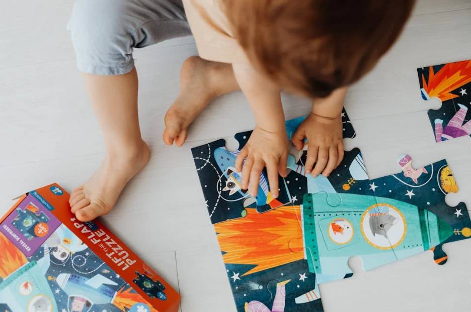 illustrasi anak bermain puzzle (pexels.com/Photo By: Kaboompics.com)