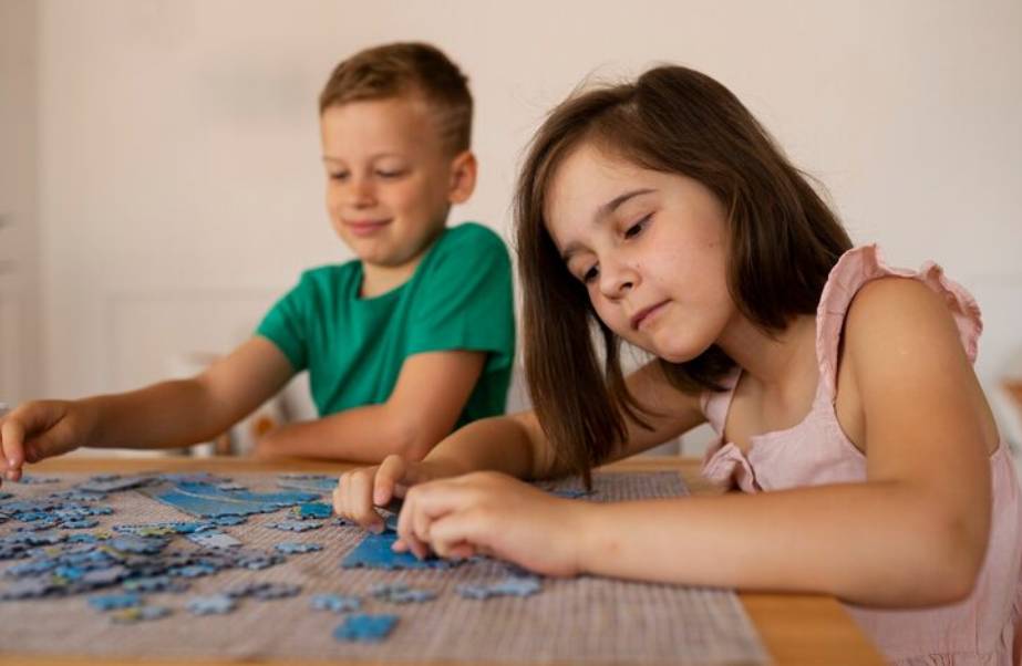 illustrasi anak bermain puzzle (freepik.com/freepik)