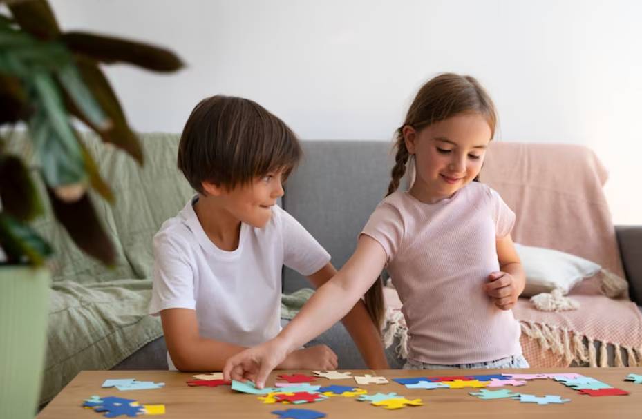 illustrasi anak bermain puzzle (freepik.com/freepik)
