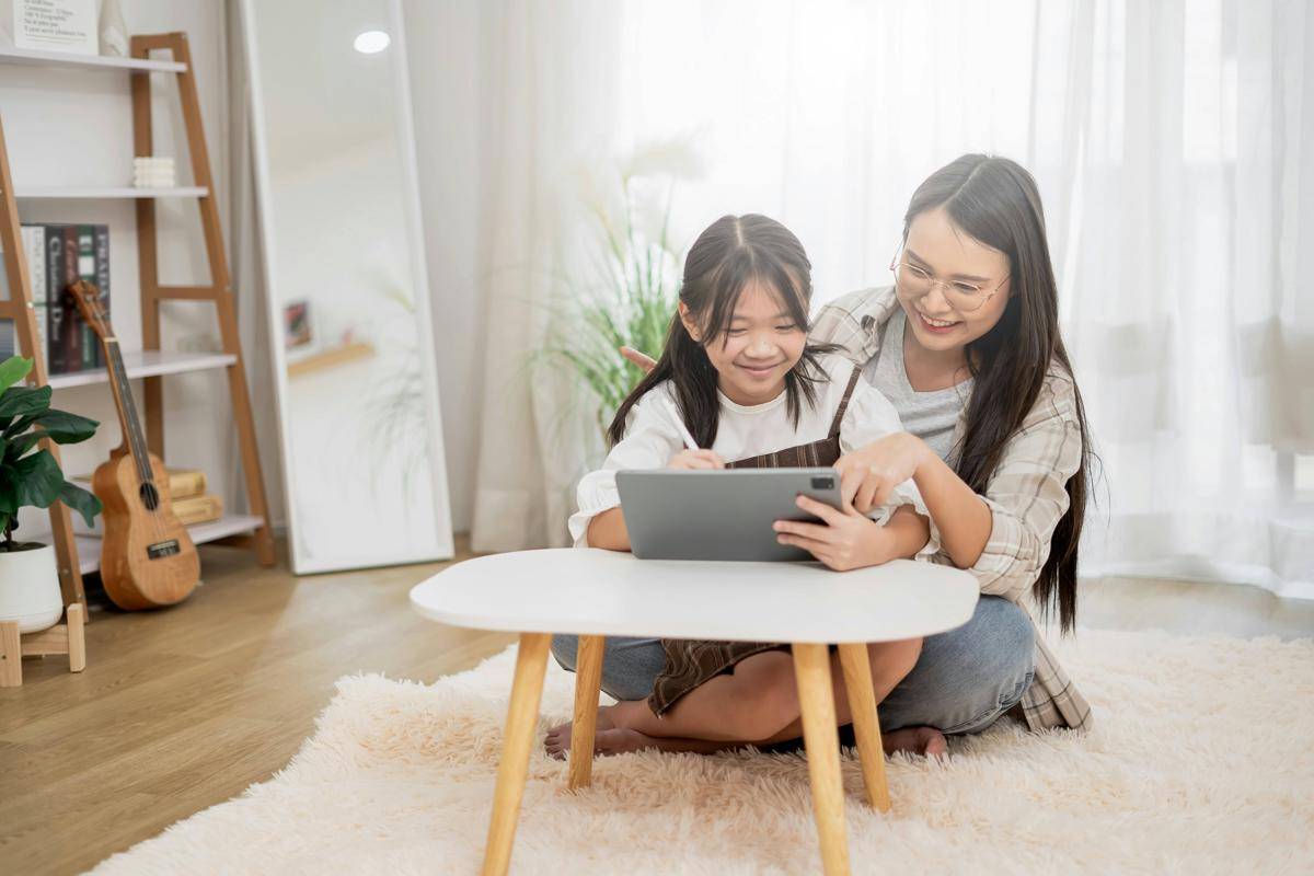 ilustrasi percakapan orang tua dengan anak (unsplash.com/Siwawut Phoophinyo)
