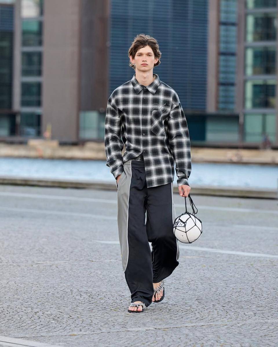 Koleksi ALIS S/S '26 di Copenhagen Fashion Week (instagram.com/alis_culture)