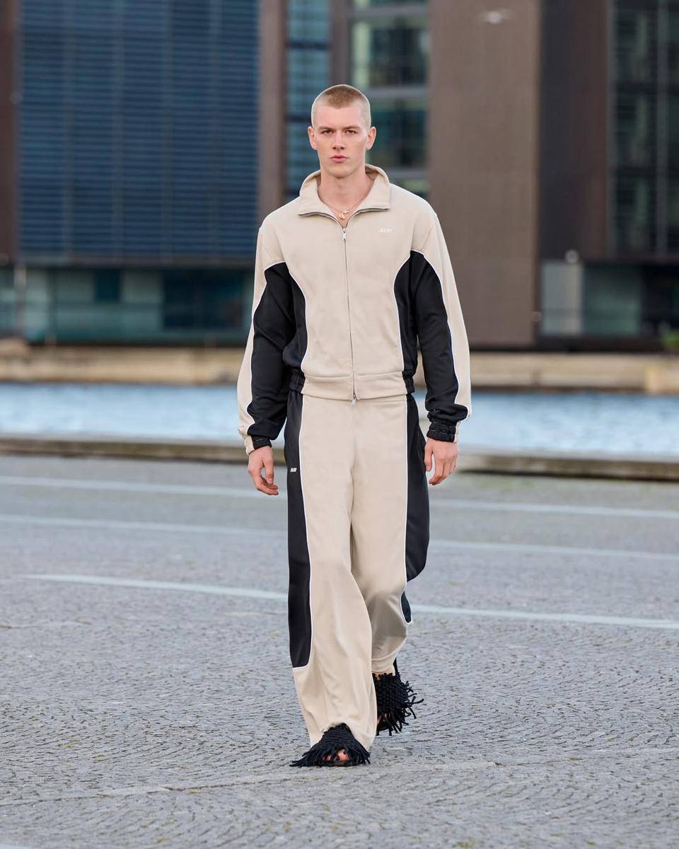 Koleksi ALIS S/S '26 di Copenhagen Fashion Week (instagram.com/alis_culture)