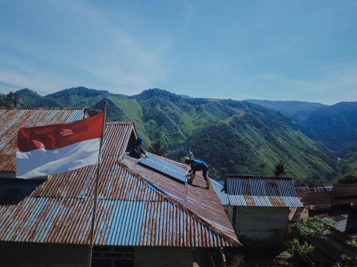 Petugas PLN sedang melakukan pemasangan SuperSUN di salah satu fasilitas umum Kecamatan Seko, Kabupaten Luwu Utara. (Dok. PLN UID Sulselrabar)