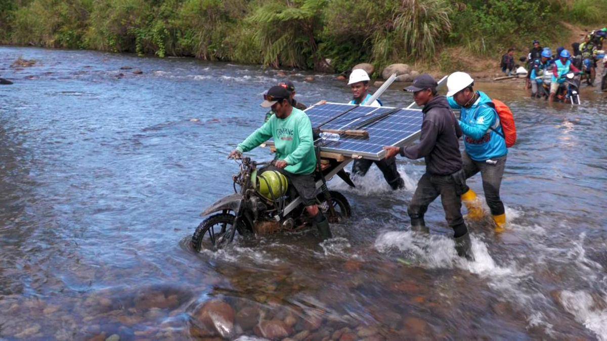 Untuk mencapai Kecamatan Seko, petugas PLN memobilisasi material melalui medan berat dan sungai serta menempuh perjalanan sejauh 530 kilometer (km) selama 15 jam dari Kota Makassar. (Dok. PLN UID Sulselrabar)