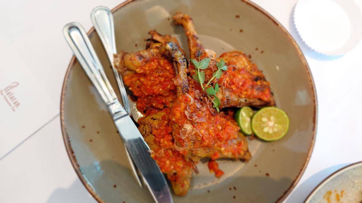 Bebek bakar sambal palekko, salah satu menu andalan Plataran Makassar Venue and Dining. (IDN Times/Aan Pranata)