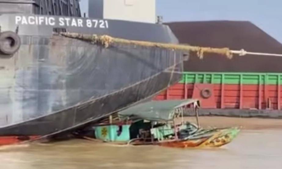 Insiden tabrakan antara Tongkang Pasific Star 8721 dengan perahu Nelayan di Depan Dermaga BKB Palembang (Instagram: @Oypalembang)