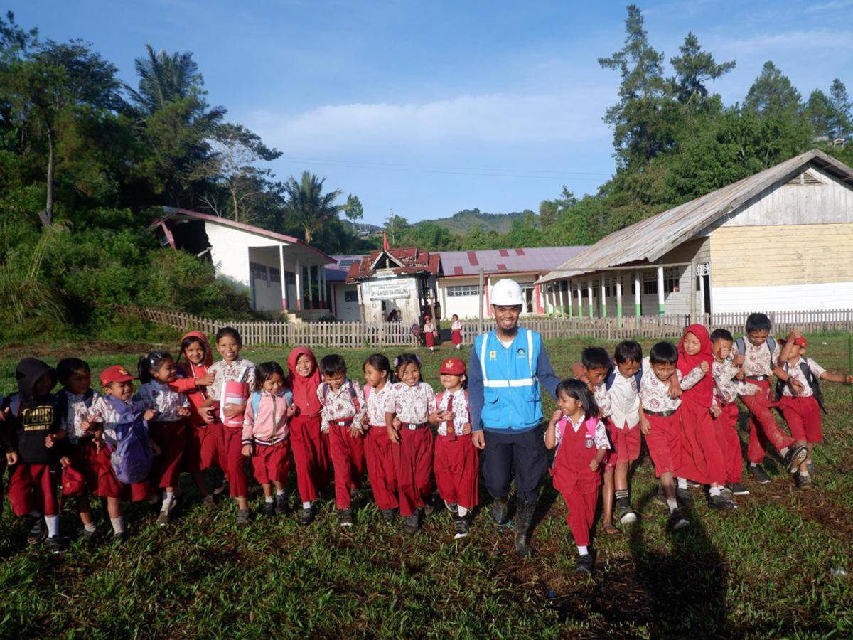 Penyalaan listrik di beberapa sekolah pada Kecamatan Seko, Kabupaten Luwu Utara, Provinsi Sulawesi Selatan lewat inovasi SuperSUN. (Dok. PLN UID Sulselrabar)