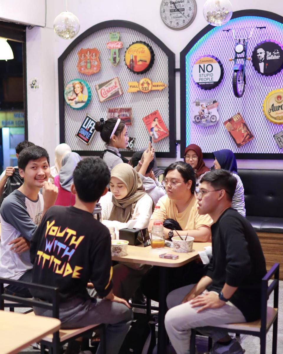 Suasana di FAKE Roppang Depok