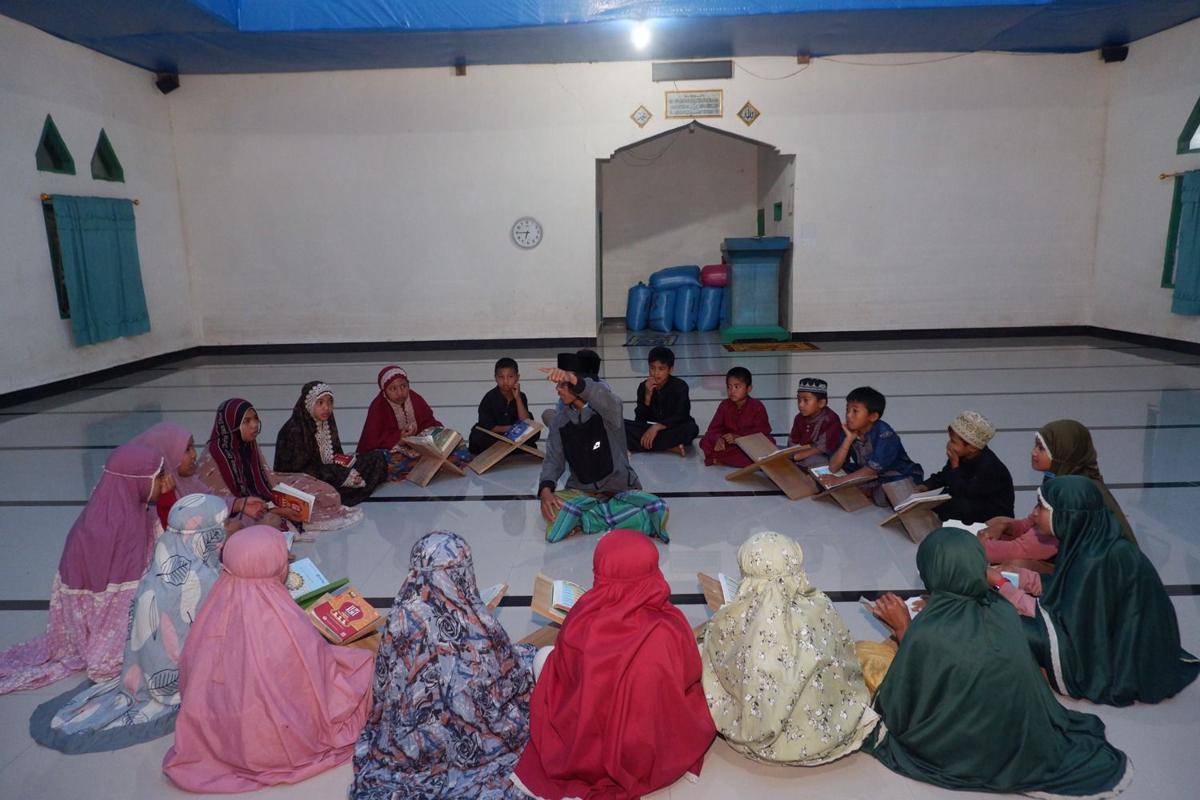 Denyut kehidupan di malam hari kini semakin menyala berkat hadirnya listrik bersih dari PLN. Anak-anak di Kecamatan Seko, Kabupaten Luwu utara dapat belajar mengaji di malam hari. (Dok. PLN UID Sulselrabar)