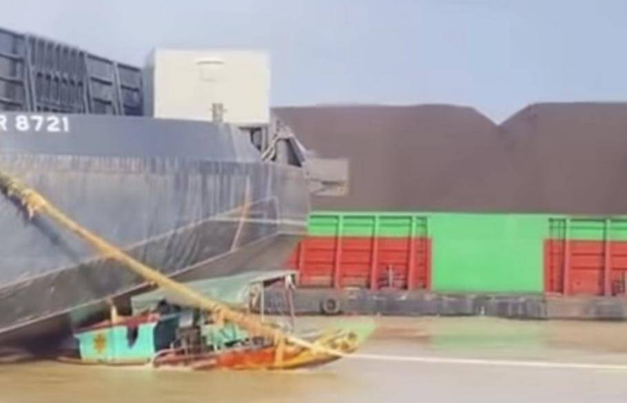 Insiden tabrakan antara Tongkang Pasific Star 8721 dengan perahu Nelayan di Depan Dermaga BKB Palembang (Instagram: @Oypalembang)